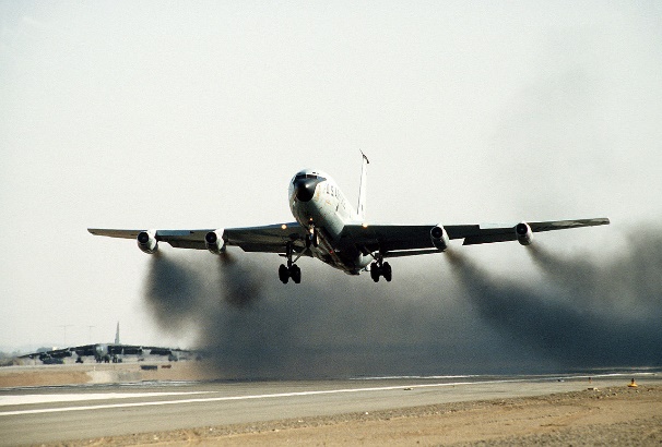 https://upload.wikimedia.org/wikipedia/commons/thumb/9/9a/Boeing_KC-135_J57_wet_takeoff.jpg/1280px-Boeing_KC-135_J57_wet_takeoff.jpg